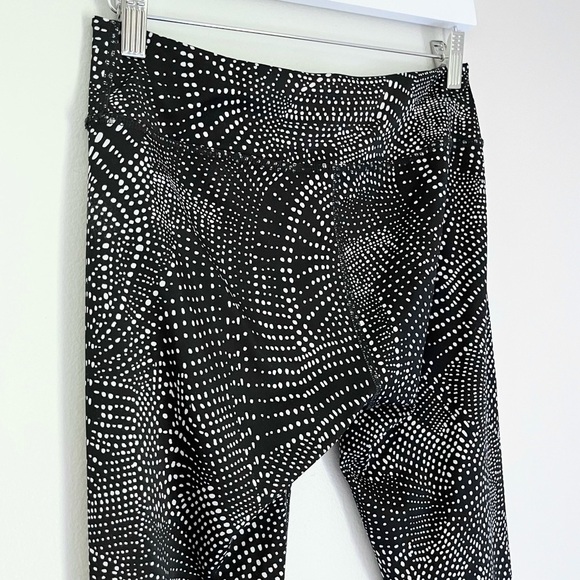 Beyond Yoga Women’s Black and White Swirl Dots Pattern Size‎ Medium - Picture 4 of 6